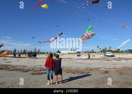 Adelaide, Australien. 17. April 2017. Eine bunte Anzeige von Meerestieren und Tier geformt Drachen füllen den Himmel beim Internaitonal Adelaide Kite Festival am Semaphore Beach in Adelaide Credit: Amer Ghazzal/Alamy Live-Nachrichten Stockfoto