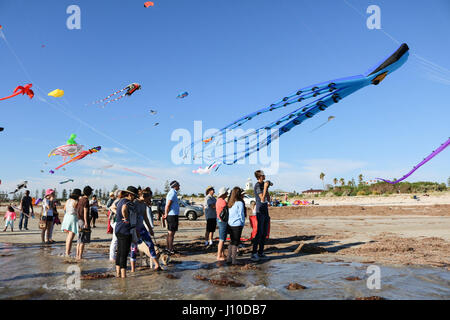 Adelaide, Australien. 17. April 2017. Eine bunte Anzeige von Meerestieren und Tier geformt Drachen füllen den Himmel beim Internaitonal Adelaide Kite Festival am Semaphore Beach in Adelaide Credit: Amer Ghazzal/Alamy Live-Nachrichten Stockfoto