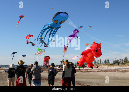 Adelaide, Australien. 17. April 2017. Menschenmassen beobachten eine bunte Anzeige von Meerestieren und Tier geformt Drachen beim Internaitonal Adelaide Kite Festival am Semaphore Beach in Adelaide Credit: Amer Ghazzal/Alamy Live-Nachrichten Stockfoto