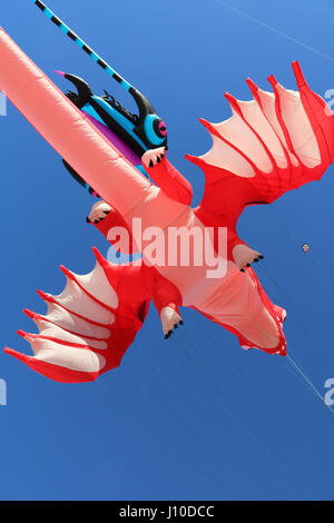 Adelaide, Australien. 17. April 2017. Eine bunte Anzeige von Meerestieren und Tier geformt Drachen füllen den Himmel beim internationalen Adelaide Kite Festival am Semaphore Beach in Adelaide Credit: Amer Ghazzal/Alamy Live-Nachrichten Stockfoto