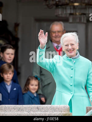 Aarhus (Dänemark). 16. April 2017. Königin Margrethe von Dänemark besucht die 77. Geburtstagsfeiern von Königin Margrethe im Marselisborg Palast in Aarhus (Dänemark), 16. April 2017. Foto: Patrick van Katwijk POINT DE VUE, - NO WIRE SERVICE · Foto: Patrick van Katwijk/Dutch Photo Press/Dpa/Alamy Live News Stockfoto