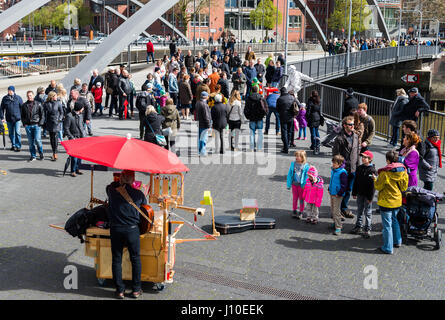 Hamburg, Deutschland. 16. April 2017. Die Menschen sehen einen Straßenmusiker, die neben der Niederbaumbruecke-Brücke in Hamburg, Deutschland, 16. April 2017 durchführen. Foto: Christophe Gateau/Dpa/Alamy Live News Stockfoto