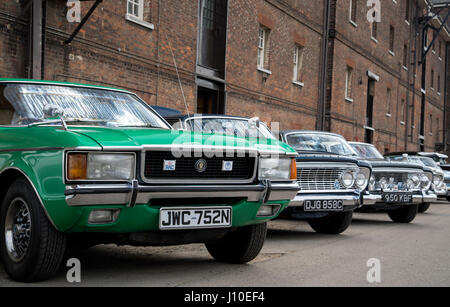 Chatham, Kent, Großbritannien. 16. April 2017. Hunderte von Familien kamen, Oldtimer, Lkw, Dampfmaschinen und Nutzfahrzeuge zu sehen und zu vintage Schaustellerbetrieben im Chatham Historic Dockyard in Kent versammelten sich zum Festival der Transport über das Osterwochenende fahren. Credit: Matthew Richardson/alamy leben Nachrichten Stockfoto