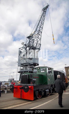 Chatham, Kent, Großbritannien. 16. April 2017. Hunderte von Familien kamen, Oldtimer, Lkw, Dampfmaschinen und Nutzfahrzeuge zu sehen und zu vintage Schaustellerbetrieben im Chatham Historic Dockyard in Kent versammelten sich zum Festival der Transport über das Osterwochenende fahren. Credit: Matthew Richardson/alamy leben Nachrichten Stockfoto