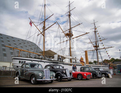 Chatham, Kent, Großbritannien. 16. April 2017. Hunderte von Familien kamen, Oldtimer, Lkw, Dampfmaschinen und Nutzfahrzeuge zu sehen und zu vintage Schaustellerbetrieben im Chatham Historic Dockyard in Kent versammelten sich zum Festival der Transport über das Osterwochenende fahren. Credit: Matthew Richardson/alamy leben Nachrichten Stockfoto