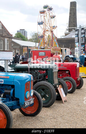 Chatham, Kent, Großbritannien. 16. April 2017. Hunderte von Familien kamen, Oldtimer, Lkw, Dampfmaschinen und Nutzfahrzeuge zu sehen und zu vintage Schaustellerbetrieben im Chatham Historic Dockyard in Kent versammelten sich zum Festival der Transport über das Osterwochenende fahren. Credit: Matthew Richardson/alamy leben Nachrichten Stockfoto