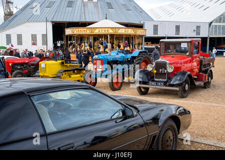 Chatham, Kent, Großbritannien. 16. April 2017. Hunderte von Familien kamen, Oldtimer, Lkw, Dampfmaschinen und Nutzfahrzeuge zu sehen und zu vintage Schaustellerbetrieben im Chatham Historic Dockyard in Kent versammelten sich zum Festival der Transport über das Osterwochenende fahren. Credit: Matthew Richardson/alamy leben Nachrichten Stockfoto