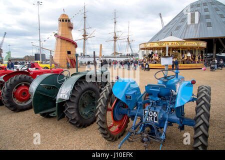 Chatham, Kent, Großbritannien. 16. April 2017. Hunderte von Familien kamen, Oldtimer, Lkw, Dampfmaschinen und Nutzfahrzeuge zu sehen und vintage Schaustellerbetrieben im Chatham Historic Dockyard in Kent versammelten sich zum Festival der Transport über das Osterwochenende zu fahren. Quelle: Matthew Richardson/Alamy leben Nachrichten Stockfoto