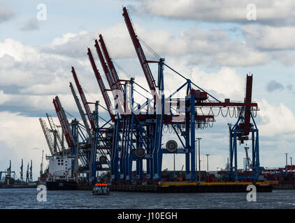 Hamburg, Deutschland. 16. April 2017. Bild von Container-Krane in Waltershof Industriehafen, genommen von einer HVV-Fähre in Hamburg, Deutschland, 16. April 2017. Foto: Christophe Gateau/Dpa/Alamy Live News Stockfoto