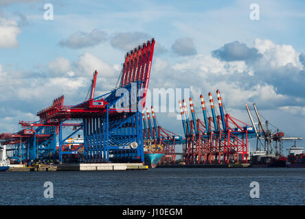 Hamburg, Deutschland. 16. April 2017. Bild von Container-Krane in Waltershof Industriehafen, genommen von einer HVV-Fähre in Hamburg, Deutschland, 16. April 2017. Foto: Christophe Gateau/Dpa/Alamy Live News Stockfoto