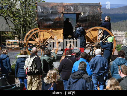 Eisenach, Deutschland. 11. April 2017. Eine originalgetreue Nachbildung des "Luthers Reisewagen" (lit.) Luthers Reise Wagen) wird von Arbeitern auf der Wartburg in Eisenach, Deutschland, 11. April 2017 eingerichtet. Der 4,2 Meter lange und 2,6 Meter hohe Wagen soll um die nationalen Sonderausstellung zu fördern "Luther Und die Deutschen" (lit.) Luther und die deutschen) voraussichtlich am 04 Mai eröffnet. Foto: Martin Schutt/Dpa-Zentralbild/Dpa/Alamy Live News Stockfoto