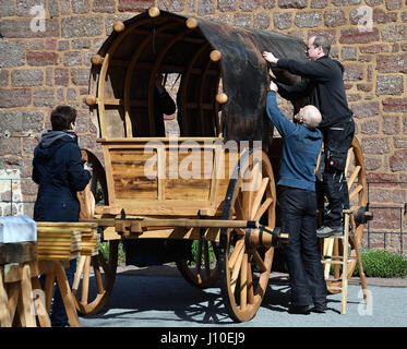 Eisenach, Deutschland. 11. April 2017. Eine originalgetreue Nachbildung des "Luthers Reisewagen" (lit.) Luthers Reise Wagen) wird von Arbeitern auf der Wartburg in Eisenach, Deutschland, 11. April 2017 eingerichtet. Der 4,2 Meter lange und 2,6 Meter hohe Wagen soll um die nationalen Sonderausstellung zu fördern "Luther Und die Deutschen" (lit.) Luther und die deutschen) voraussichtlich am 04 Mai eröffnet. Foto: Martin Schutt/Dpa-Zentralbild/Dpa/Alamy Live News Stockfoto