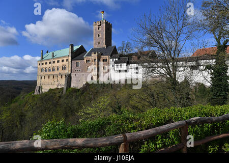 Eisenach, Deutschland. 11. April 2017. Blick auf die Wartburg in Eisenach, Deutschland, 11. April 2017. Eine originalgetreue Nachbildung des "Luthers Reisewagen" (lit.) Luthers Reise Wagen) wurde am selben Tag von Arbeitern auf der Burg eingerichtet. Der 4,2 Meter lange und 2,6 Meter hohe Wagen soll um die nationalen Sonderausstellung zu fördern "Luther Und die Deutschen" (lit.) Luther und die deutschen) voraussichtlich am 04 Mai eröffnet. Foto: Martin Schutt/Dpa-Zentralbild/Dpa/Alamy Live News Stockfoto