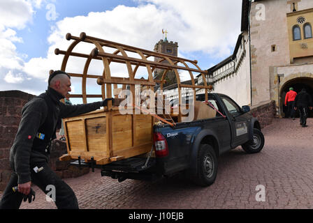 Eisenach, Deutschland. 11. April 2017. Eine originalgetreue Nachbildung des "Luthers Reisewagen" (lit.) Luthers Reise Wagen) ist verschoben und Einrichten von Arbeitern auf der Wartburg in Eisenach, Deutschland, 11. April 2017. Der 4,2 Meter lange und 2,6 Meter hohe Wagen soll um die nationalen Sonderausstellung zu fördern "Luther Und die Deutschen" (lit.) Luther und die deutschen) voraussichtlich am 04 Mai eröffnet. Foto: Martin Schutt/Dpa-Zentralbild/Dpa/Alamy Live News Stockfoto