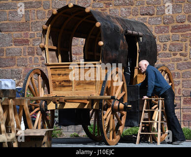 Eisenach, Deutschland. 11. April 2017. Eine originalgetreue Nachbildung des "Luthers Reisewagen" (lit.) Luthers Reise Wagen) wird von Arbeitern auf der Wartburg in Eisenach, Deutschland, 11. April 2017 eingerichtet. Der 4,2 Meter lange und 2,6 Meter hohe Wagen soll um die nationalen Sonderausstellung zu fördern "Luther Und die Deutschen" (lit.) Luther und die deutschen) voraussichtlich am 04 Mai eröffnet. Foto: Martin Schutt/Dpa-Zentralbild/Dpa/Alamy Live News Stockfoto