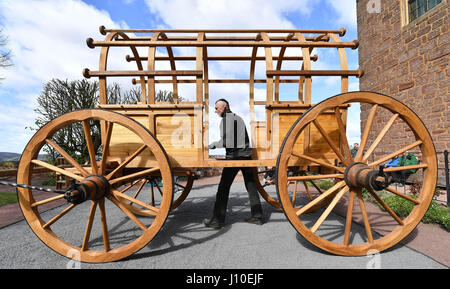 Eisenach, Deutschland. 11. April 2017. Eine originalgetreue Nachbildung des "Luthers Reisewagen" (lit.) Luthers Reise Wagen) wird von Arbeitern auf der Wartburg in Eisenach, Deutschland, 11. April 2017 eingerichtet. Der 4,2 Meter lange und 2,6 Meter hohe Wagen soll um die nationalen Sonderausstellung zu fördern "Luther Und die Deutschen" (lit.) Luther und die deutschen) voraussichtlich am 04 Mai eröffnet. Foto: Martin Schutt/Dpa-Zentralbild/Dpa/Alamy Live News Stockfoto