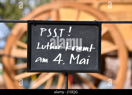 Eisenach, Deutschland. 11. April 2017. Ein Schild steht "Psst! Luther Kommt am 4. Mai "(lit.) Psst! Luther kommt am 4. Mai) als eine originalgetreue Nachbildung des "Luthers Reisewagen" (lit.) Luthers Reise Wagen) wird von Arbeitern auf der Wartburg in Eisenach, Deutschland, 11. April 2017 eingerichtet. Der 4,2 Meter lange und 2,6 Meter hohe Wagen soll um die nationalen Sonderausstellung zu fördern "Luther Und die Deutschen" (lit.) Luther und die deutschen) voraussichtlich am 04 Mai eröffnet. Foto: Martin Schutt/Dpa-Zentralbild/Dpa/Alamy Live News Stockfoto