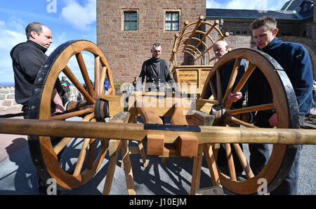 Eisenach, Deutschland. 11. April 2017. Eine originalgetreue Nachbildung des "Luthers Reisewagen" (lit.) Luthers Reise Wagen) wird von Arbeitern auf der Wartburg in Eisenach, Deutschland, 11. April 2017 eingerichtet. Der 4,2 Meter lange und 2,6 Meter hohe Wagen soll um die nationalen Sonderausstellung zu fördern "Luther Und die Deutschen" (lit.) Luther und die deutschen) voraussichtlich am 04 Mai eröffnet. Foto: Martin Schutt/Dpa-Zentralbild/Dpa/Alamy Live News Stockfoto