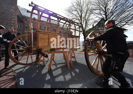 Eisenach, Deutschland. 11. April 2017. Eine originalgetreue Nachbildung des "Luthers Reisewagen" (lit.) Luthers Reise Wagen) wird von Arbeitern auf der Wartburg in Eisenach, Deutschland, 11. April 2017 eingerichtet. Der 4,2 Meter lange und 2,6 Meter hohe Wagen soll um die nationalen Sonderausstellung zu fördern "Luther Und die Deutschen" (lit.) Luther und die deutschen) voraussichtlich am 04 Mai eröffnet. Foto: Martin Schutt/Dpa-Zentralbild/Dpa/Alamy Live News Stockfoto