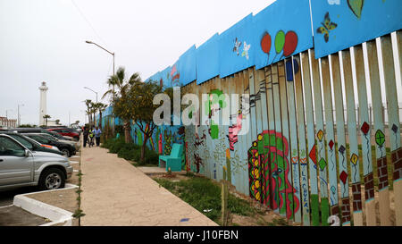 Tijuana, Mexiko. 11. März 2017. Blick auf den Grenzzaun zwischen Mexiko und den USA in Tijuana, Mexiko, 11. März 2017. Hunderte von Künstlern und Bewohnern sind Bestandteil der bestehenden US-mexikanischen Grenzzaun zu Kunst als eine Weise des Ausdrückens ihrer friedlichen Opposition, was sie isolationistische Politik der USA als geworden. Foto: Luis Alonso Pérez/Dpa/Alamy Live News Stockfoto