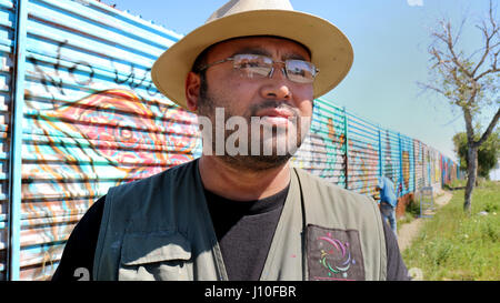 Tijuana, Mexiko. 11. März 2017. Enrique Chiu, Künstler und Gründer des "Mural De La Hermandad" (lit.) Wand der Bruderschaft), neben den bestehenden Grenzzaun, die Mexiko und den USA, in Tijuana, Mexiko, 11. März 2017 trennt gesehen. Hunderte von Künstlern und Bewohnern sind Bestandteil der bestehenden US-mexikanischen Grenzzaun zu Kunst als eine Weise des Ausdrückens ihrer friedlichen Opposition, was sie isolationistische Politik der USA als geworden. Foto: Luis Alonso Pérez/Dpa/Alamy Live News Stockfoto