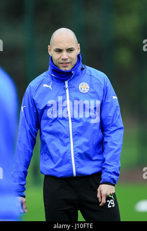 Leicester, England, 17. April 2017.   LCFC Verteidiger Yohan Benalouane Training im Belvoir Drive Boden in Bereitschaft für das Rückspiel der UEFA Champions League Viertel Finale Krawatte mit Atletico Madrid.  © Phil Hutchinson/Alamy Live-Nachrichten Stockfoto