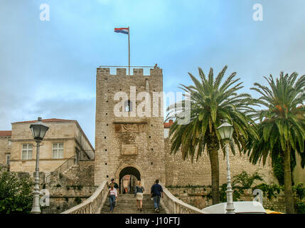 Korcula, Kroatien. 9. Oktober 2004. Das 13. Jahrhundert Turm Revelin, auch genannt "Turm des Land Südtor '' oder Veliki Revelin, ist der südliche Eingang/Ausgang in die befestigte Korcula Altstadt in Kroatien. Korcula ist eine internationale Touristenattraktion geworden. Bildnachweis: Arnold Drapkin/ZUMA Draht/Alamy Live-Nachrichten Stockfoto