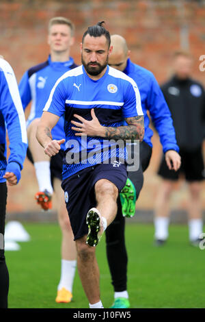 Leicester, England, 17. April 2017.   LCFC Verteidiger Marcin Wasilewski Training am Boden in Bereitschaft für das Rückspiel der UEFA Champions League Viertel Finale Krawatte mit Atletico Madrid Belvoir-Antrieb.  © Phil Hutchinson/Alamy Live-Nachrichten Stockfoto