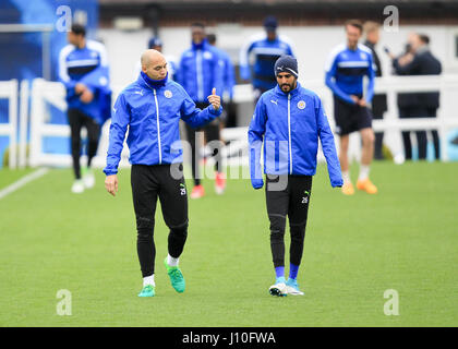 Leicester, England, 17. April 2017.   LCFC Mittelfeldspieler Riyad Mahrez und Yohan Benalouane während des Trainings statt im Belvoir Fahrt Boden in Bereitschaft für das Rückspiel der UEFA Champions League Viertel Finale Krawatte mit Atletico Madrid.  © Phil Hutchinson/Alamy Live-Nachrichten Stockfoto