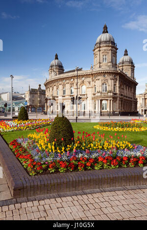 Königin der Gärten, Hull, UK. 17. April 2017.  UK-Wetter: Morgensonne auf Queen es Gardens mit dem Maritime Museum im Hintergrund. Hull, UK Stadtkultur 2017. Hull, East Yorkshire, UK. 17. April 2017. Bildnachweis: LEE BEEL/Alamy Live-Nachrichten Stockfoto