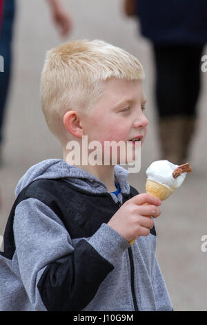 Southport, Merseyside, 17. April 2017. Großbritannien Wetter. Touristen die Strand & Marine See in Southport in Merseyside für einige Familienspaß am Ostermontag getroffen. Bedecktem Himmel nicht davon abhalten, die Tausende von Tagestouristen, das Beste aus den Urlaub Wochenende. Bildnachweis: Cernan Elias/Alamy Live-Nachrichten Stockfoto