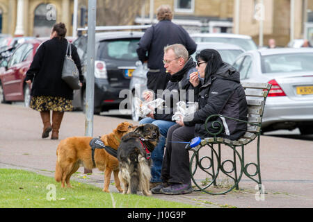 Southport, Merseyside, 17. April 2017. Großbritannien Wetter. Touristen die Strand & Marine See in Southport in Merseyside für einige Familienspaß am Ostermontag getroffen. Bedecktem Himmel nicht davon abhalten, die Tausende von Tagestouristen, das Beste aus den Urlaub Wochenende. Bildnachweis: Cernan Elias/Alamy Live-Nachrichten Stockfoto