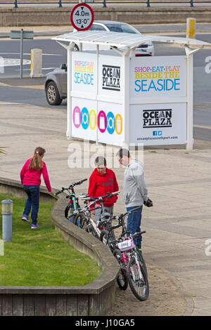 Southport, Merseyside, 17. April 2017. Großbritannien Wetter. Touristen die Strand & Marine See in Southport in Merseyside für einige Familienspaß am Ostermontag getroffen. Bedecktem Himmel nicht davon abhalten, die Tausende von Tagestouristen, das Beste aus den Urlaub Wochenende. Bildnachweis: Cernan Elias/Alamy Live-Nachrichten Stockfoto