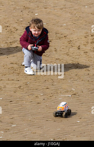 Southport, Merseyside, 17. April 2017. Großbritannien Wetter. Touristen die Strand & Marine See in Southport in Merseyside für einige Familienspaß am Ostermontag getroffen. Bedecktem Himmel nicht davon abhalten, die Tausende von Tagestouristen, das Beste aus den Urlaub Wochenende. Bildnachweis: Cernan Elias/Alamy Live-Nachrichten Stockfoto