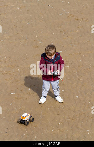 Southport, Merseyside, 17. April 2017. Großbritannien Wetter. Touristen die Strand & Marine See in Southport in Merseyside für einige Familienspaß am Ostermontag getroffen. Bedecktem Himmel nicht davon abhalten, die Tausende von Tagestouristen, das Beste aus den Urlaub Wochenende. Bildnachweis: Cernan Elias/Alamy Live-Nachrichten Stockfoto