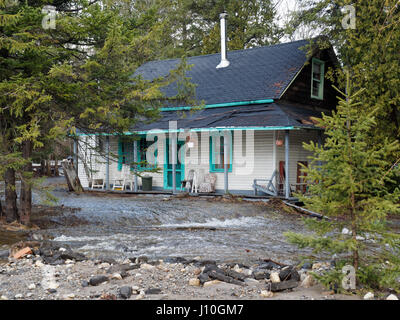 Rawdon, Kanada. 17. April 2017. Ein Haus in Rawdon, Quebec ist umgeben von fließenden Wassers durch Regen und Schneeschmelze Credit: Richard Prudhomme/Alamy Live-Nachrichten Stockfoto