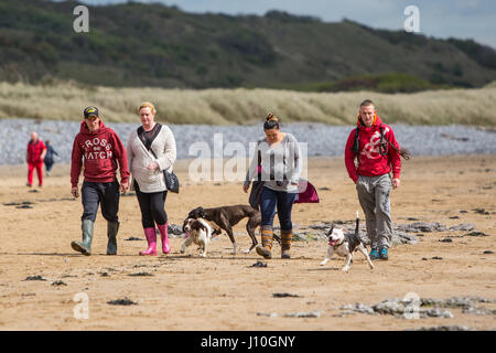 Porthcawl, South Wales, UK. 17. April 2017. Menschen genossen die langen Strand, die zwischen Porthcawl und Ogmore Meer in Süd-Wales, heute 17. April 2017 erstreckt. Trockener, aber bewölkter Tag hörte nicht Hund Wanderer, Reiter und Familien genießen die Strecke von Sand. Bildnachweis: Chris Stevenson/Alamy Live-Nachrichten Stockfoto