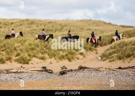 Porthcawl, South Wales, UK. 17. April 2017. Menschen genossen die langen Strand, die zwischen Porthcawl und Ogmore Meer in Süd-Wales, heute 17. April 2017 erstreckt. Trockener, aber bewölkter Tag hörte nicht Hund Wanderer, Reiter und Familien genießen die Strecke von Sand. Bildnachweis: Chris Stevenson/Alamy Live-Nachrichten Stockfoto