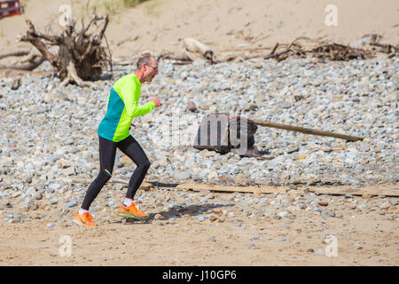 Porthcawl, South Wales, UK. 17. April 2017. Menschen genossen die langen Strand, die zwischen Porthcawl und Ogmore Meer in Süd-Wales, heute 17. April 2017 erstreckt. Trockener, aber bewölkter Tag hörte nicht Hund Wanderer, Reiter und Familien genießen die Strecke von Sand. Bildnachweis: Chris Stevenson/Alamy Live-Nachrichten Stockfoto