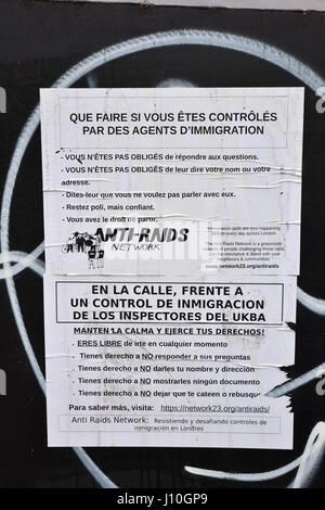 Turnpike Lane, London, UK. 17. April 2017. Poster vom Anti-Raids Netzwerk mit Informationen für Menschen, die durch Einwanderungsbeamten gestoppt. Bildnachweis: Matthew Chattle/Alamy Live-Nachrichten Stockfoto
