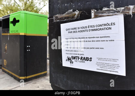 Turnpike Lane, London, UK. 17. April 2017. Poster vom Anti-Raids Netzwerk mit Informationen für Menschen, die durch Einwanderungsbeamten gestoppt. Bildnachweis: Matthew Chattle/Alamy Live-Nachrichten Stockfoto