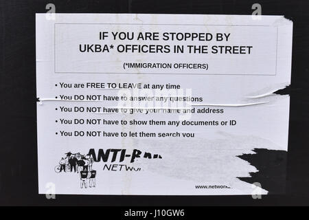 Turnpike Lane, London, UK. 17. April 2017. Poster vom Anti-Raids Netzwerk mit Informationen für Menschen, die durch Einwanderungsbeamten gestoppt. Bildnachweis: Matthew Chattle/Alamy Live-Nachrichten Stockfoto