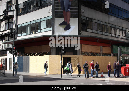 Argyle Street Glasgow UK. 17. April 2017. Kanadische Kaffee franchise Tim Horton "öffnet erste UK-Filiale im Mai in der Glasgower Argyle Street.  Die anderen drei Ecken des Standortes sind von KFC, Pizza Hut und McDonalds besetzt. Bildnachweis: ALAN OLIVER/Alamy Live-Nachrichten Stockfoto