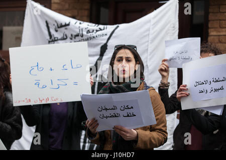 London, UK. 17. April 2017. Aktivisten protestieren außerhalb der palästinensischen Missionsbüro am palästinensischen Gefangenen Tag Aufruf auf die palästinensische Autonomiebehörde, Sicherheitsabstimmung mit Israel zu beenden und um 40 Tage seit dem Mord von israelischen Soldaten des palästinensischen Intellektuellen Basel Al-Araj zu markieren. Bildnachweis: Mark Kerrison/Alamy Live-Nachrichten Stockfoto