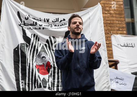 London, UK. 17. April 2017. Ein Aktivist Proteste außerhalb der palästinensischen Missionsbüro am palästinensischen Gefangenen Tag Aufruf auf die palästinensische Autonomiebehörde, Sicherheitsabstimmung mit Israel zu beenden und um 40 Tage seit dem Mord von israelischen Soldaten des palästinensischen Intellektuellen Basel Al-Araj zu markieren. Bildnachweis: Mark Kerrison/Alamy Live-Nachrichten Stockfoto