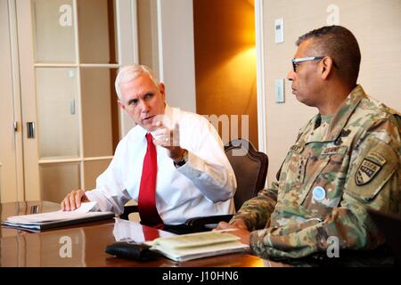 Seoul, Südkorea. 17. April 2017. US-Vizepräsident Mike Pence, links, Frage eine von gen Vincent K. Brooks, Kommandant der USA und UN-Truppen in Korea bei einem Briefing in Yongsan Army Base 17. April 2017 in Seoul, Südkorea. Pence versicherte Südkorea, dass das US-Engagement in der Region nie stärker nach einem gescheiterten Versuch von Nordkorea, eine Test-ballistische Rakete zu starten. Bildnachweis: Planetpix/Alamy Live-Nachrichten Stockfoto