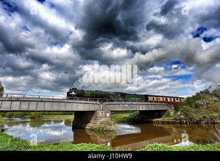 Tornado-Dampfzug. Peterborough, UK. 17. April 2017. Der Tornado Dampf Lok 60163 macht seinen Weg über den Fluss Nene auf dem Weg zum Nene Valley Railway in Wansford, Cambridgeshire. Der Tornado ist eine besondere Ausstrahlung am kommenden Wochenende, nach der vor kurzem bei 100 km/h auf der East Coast mainline Reise machen. Bildnachweis: Paul Marriott/Alamy Live-Nachrichten Stockfoto