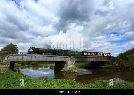 Tornado-Dampfzug. Peterborough, UK. 17. April 2017. Der Tornado Dampf Lok 60163 macht seinen Weg über den Fluss Nene auf dem Weg zum Nene Valley Railway in Wansford, Cambridgeshire. Der Tornado ist eine besondere Ausstrahlung am kommenden Wochenende, nach der vor kurzem bei 100 km/h auf der East Coast mainline Reise machen. Bildnachweis: Paul Marriott/Alamy Live-Nachrichten Stockfoto