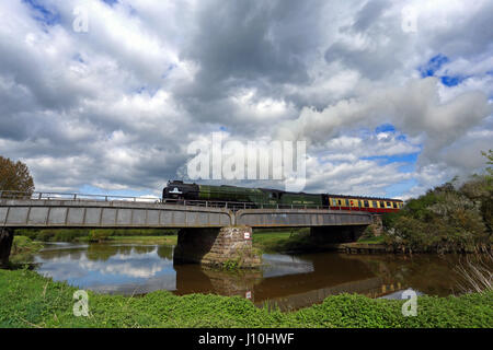 Tornado-Dampfzug. Peterborough, UK. 17. April 2017. Der Tornado Dampf Lok 60163 macht seinen Weg über den Fluss Nene auf dem Weg zum Nene Valley Railway in Wansford, Cambridgeshire. Der Tornado ist eine besondere Ausstrahlung am kommenden Wochenende, nach der vor kurzem bei 100 km/h auf der East Coast mainline Reise machen. Bildnachweis: Paul Marriott/Alamy Live-Nachrichten Stockfoto