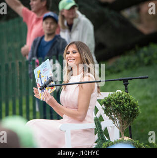 Washington, USA. 17. April 2017. Washington DC, 17. April 2017, USA: First Lady Melania Trump liest den Besuchern auf dem South Lawn des weißen Hauses für die 139. jährliche Easter Egg Roll und Veranstaltung in Washington DC. Foto von Patsy Lynch/Alamy Live-Nachrichten Stockfoto